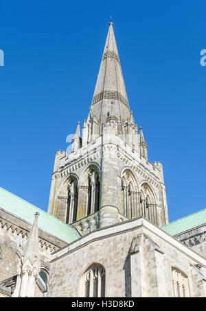 Spire on Chichester Cathedral contre le ciel bleu dans la ville de Chichester, West Sussex, Angleterre, Royaume-Uni. Banque D'Images