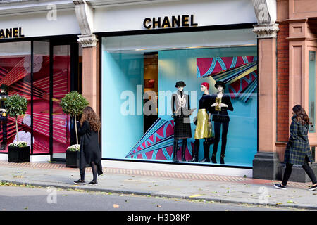 Londres, Angleterre, Royaume-Uni. Sloane Street - Chanel (à no. 169) Banque D'Images