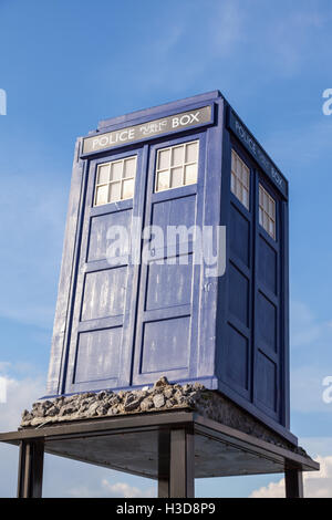 Le Tardis en dehors le médecin qui l'expérience dans la baie de Cardiff Banque D'Images