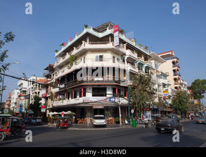 Restaurant et Bar de la Couronne de la rivière,Sisowath Quay, Phnom Penh, Cambodge. Banque D'Images