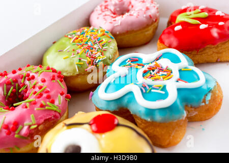 Six délicieux donuts colorés et Banque D'Images