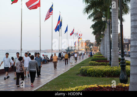 Les gens qui marchent sur la promenade du quai Sisowath, Phnom Penh, Cambodge. Banque D'Images