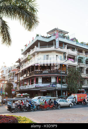 Heures de pointe près de River Restaurant la Couronne à Phnom Penh, Cambodge. Banque D'Images