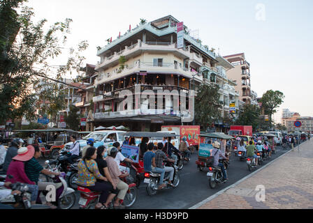 Heures de pointe près de River Restaurant la Couronne à Phnom Penh, Cambodge. Banque D'Images