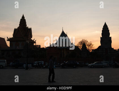 Wat Ounalom Temple silhouette, Phnom Penh, Cambodge. Banque D'Images