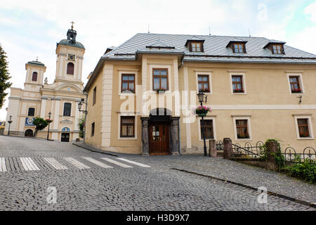 Rue avec église dans la vieille ville de Banska Stiavnica, Slovaquie. Banque D'Images