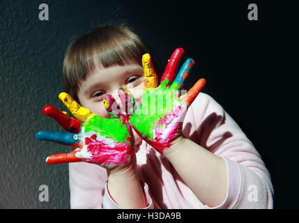 Cute little kid avec mains peint Banque D'Images