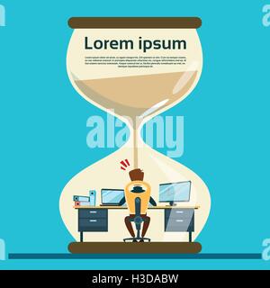 L'homme d'affaires travailler dur à l'ordinateur plus de Big Sand Watch Concept Date limite Illustration de Vecteur