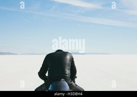 L'homme en noir en cuir, assis sur la moto et la préparation à la race sur Bonneville Salt Flats, tête en bas. Banque D'Images