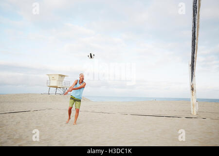 Couple sur une plage, jouer au volley-ball de plage. Banque D'Images