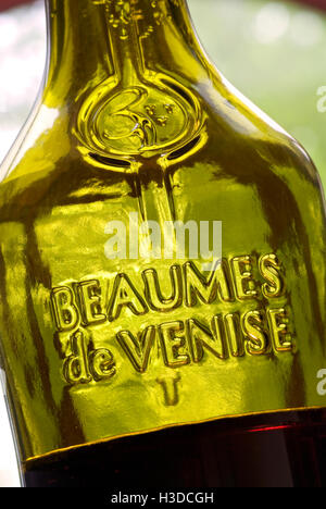 Fermer la vue sur bouteille de Beaumes de Venise, Côtes du Rhône Villages vin rouge Banque D'Images