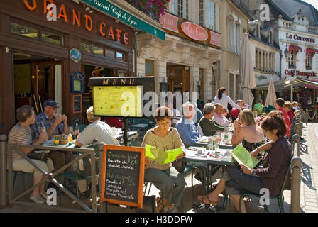 Les visiteurs appréciant un repas d'été ensoleillé en plein air à la populaire Le Grand Café de Lyon dans le centre de Beaune, en Côte d'Or, France. Banque D'Images