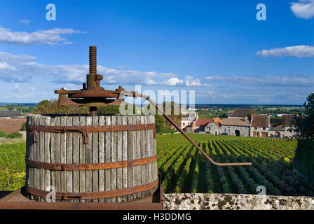 En bois ancien pressoir avec premier crus et le village de Chassagne Montrachet, Bourgogne, Côte d'or. France Banque D'Images
