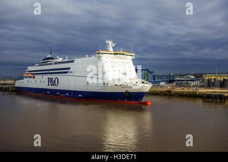 Mme Pride of Hull, P&O North Sea Ferries passagers et fret des navire dans le port de Kingston Upon Hull, England, UK Banque D'Images