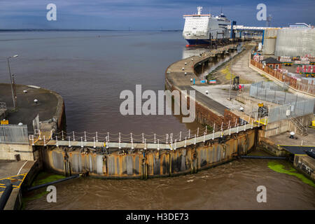 Verrouiller la porte fermée de la King George Dock dans le Port de Hull à Kingston Upon Hull, England, UK Banque D'Images