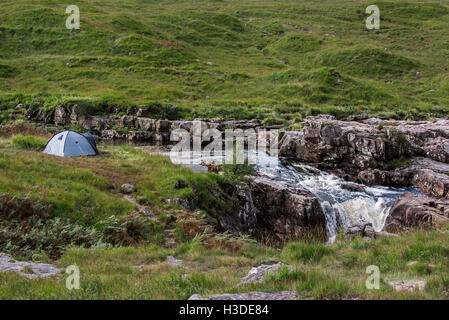 Camping sauvage avec tente dôme léger le long de la rivière Etive dans Glen Etive près de Glencoe dans les Highlands, Ecosse, Royaume-Uni Banque D'Images