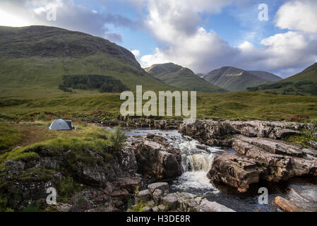 Camping sauvage avec tente dôme léger le long de la rivière Etive dans Glen Etive près de Glencoe dans les Highlands, Ecosse, Royaume-Uni Banque D'Images