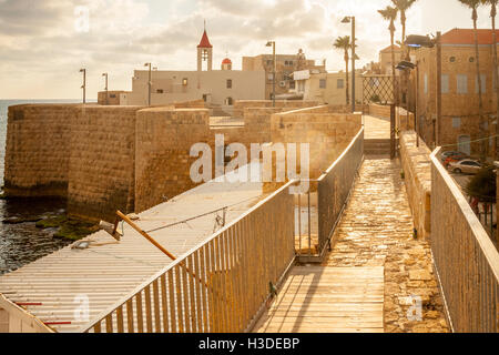 Saint Jean Baptiste église franciscaine et de la digue promenade, dans la vieille ville d'Acre, Israël Banque D'Images