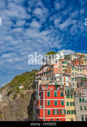 Riomaggiore est un des cinq villages colorés de célèbres Cinque Terre en Italie, suspendue entre la mer et la terre sur des falaises abruptes. Banque D'Images