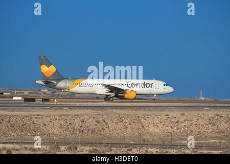 TENERIFE, ESPAGNE - 21 juillet : Airbus A320 de la compagnie aérienne Condor Thomas Cook est prêt à décoller de l'aéroport de Ténérife. Banque D'Images