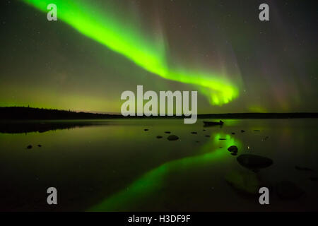 Aurora Borealis et ciel étoilé - Multi-couleur lumineuses aurores boréales le ciel étoilé au-dessus d'un lac tranquille. Banque D'Images