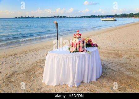 Table de mariage sur une plage des Caraïbes. Banque D'Images