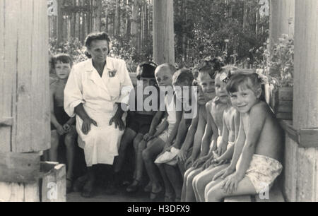 Enfants soviétiques se reposant dans l'été, URSS, Leningrad, 1949-1952 Banque D'Images