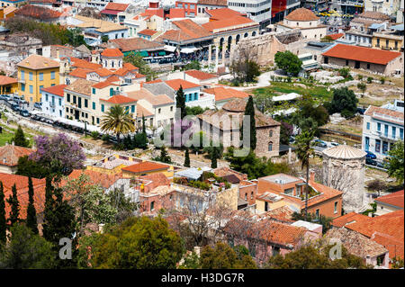 Grèce, Athènes. Vue d'Athènes depuis la célèbre Acropole. Tour des Vents est un tour de l'horloge octogonale à l'Agora d'Athènes. Banque D'Images