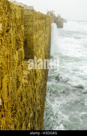 Vue sur la mer de l'ouest du mur de la vieille ville d'Acre en un jour d'hiver orageux. Israël Banque D'Images