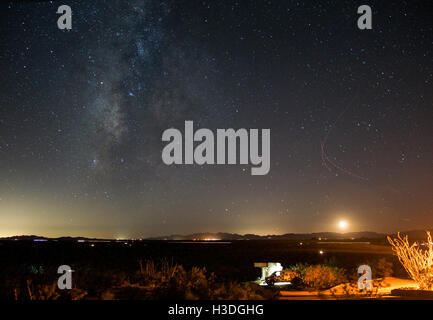 Voie lactée et ciel de nuit près de la base aérienne de Holloman dans le sud du Nouveau-Mexique. Deux avions sont visibles à droite. Banque D'Images