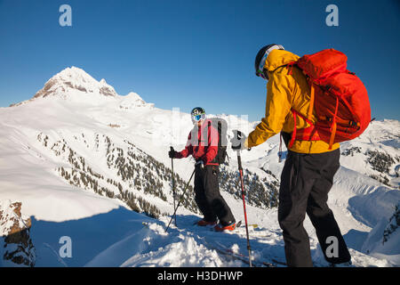 Deux skieurs sur le sommet de la près de gargouilles Elfin Lakes dans le parc provincial Garibaldi, British Columbia, Canada. Banque D'Images