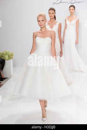 New York, USA. 5 octobre, 2016. La piste de marche modèles au Dennis Basso pour montrer lors de la piste Kleinfeld New York Fashion Week Suite Nuptiale à Kleinfeld Crédit : Ovidiu Hrubaru/Alamy Live News Banque D'Images