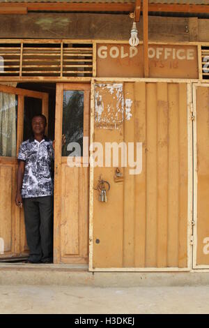 Gaoual, au Ghana. 15 Sep, 2016. Emmanuel Appiah, gestionnaire d'une mine d'or, debout devant son bureau, à Gaoual, Ghana, le 15 septembre 2016. Le métal liquide toxique, est utilisé pour extraire l'or du minerai. PHOTO : KRISTIN PALITZA/DPA/Alamy Live News Banque D'Images