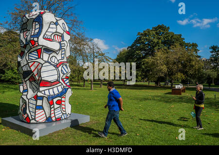 Londres, Royaume-Uni. 5 octobre, 2016. Jean Dubuffet, Tour aux récits, (après maquette en date du 19 juillet 1973) 1973, Waddington Custot Galleries - Le Parc des sculptures de la Frise 2016 comprend 19 grands travaux, ensemble dans les jardins anglais entre maîtres et frise frise de Londres. Sélectionné par Clare Lilley (Yorkshire Sculpture Park), la Frise Sculpture Park mettra en vedette 19 artistes majeurs dont Conrad Shawcross, Claus Oldenburg, Nairy Baghramian, Ed Herring, Goshka Macuga et Lynn Chadwick. Les installations resteront jusqu'au 8 janvier 2017. Crédit : Guy Bell/Alamy Live News Banque D'Images