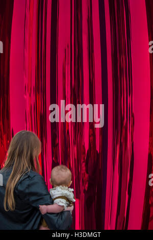 Londres, Royaume-Uni. 5 octobre, 2016. Anish Kapoor, discontinue (Rouge) 2015, dans la Lisson Gallery - Frieze de Londres est l'un des rares salons de se concentrer seulement sur l'art contemporain et les artistes vivants.Il dispose de plus de 160 des principales galeries d'art vente de plus de 1 000 des plus grands artistes. Le salon comprend également des projets et des programmes d'entretiens en Frise et est ouvert au public du 6 au 9 octobre. Crédit : Guy Bell/Alamy Live News Banque D'Images