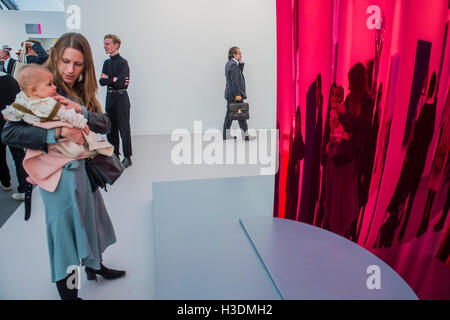 Londres, Royaume-Uni. 5 octobre, 2016. Anish Kapoor, discontinue (Rouge) 2015, dans la Lisson Gallery - Frieze de Londres est l'un des rares salons de se concentrer seulement sur l'art contemporain et les artistes vivants.Il dispose de plus de 160 des principales galeries d'art vente de plus de 1 000 des plus grands artistes. Le salon comprend également des projets et des programmes d'entretiens en Frise et est ouvert au public du 6 au 9 octobre. Crédit : Guy Bell/Alamy Live News Banque D'Images