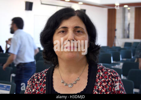 Jérusalem, Israël. 6 Oct, 2016. Iael Orvieto Nidam, directeur de l'Institut international pour la recherche sur l'Holocauste à Yad Vashem, illustrée à Yad Vashem à Jérusalem, Israël, le 6 octobre 2016. Le mémorial a publié un livre de premières lettres par des survivants de l'holocauste PHOTO : STEFANIE JAERKEL/DPA/Alamy Live News Banque D'Images