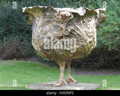 Claude Lalanne, le chou de Milan, 2016, Bronze, Ben Brown Fine ATR. Londres, Royaume-Uni. 6 octobre, 2016. Parc des sculptures de la Frise s'ouvre au public à Regent's Park, London,UK Crédit : Nastia M/Alamy Live News Banque D'Images