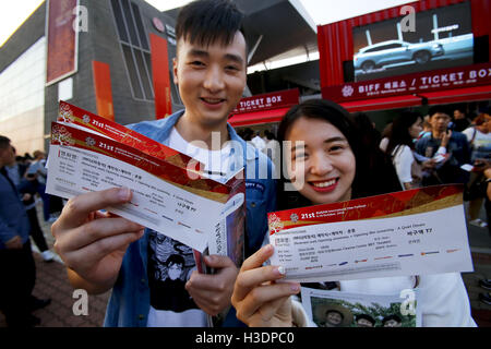 7 octobre 2016 - Busan, Corée du Sud - l'homme et la femme posent avec film fourré de la 21e Festival International du Film de Busan Busan au Centre de cinéma. (Crédit Image : © Min Won-Ki via Zuma sur le fil) Banque D'Images