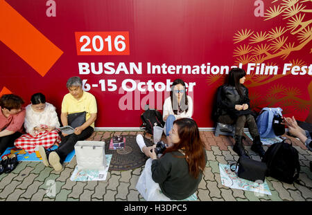 7 octobre 2016 - Busan, Corée du Sud - Les gens attendent la cérémonie d'ouverture du 21e Festival International du Film de Busan Busan au Centre de cinéma. (Crédit Image : © Min Won-Ki via Zuma sur le fil) Banque D'Images