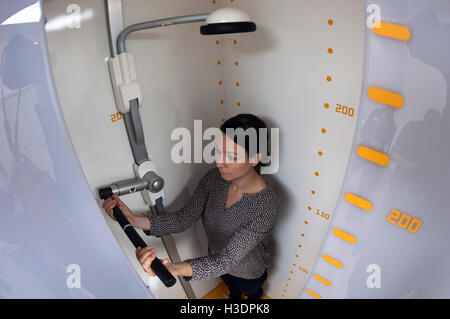 Potsdam, Allemagne. 06 Oct, 2016. Un employé vu dans la cabine d'un nouveau 3D X-ray système au cours d'une présentation à l'Oberlinklinik (lit. Hôpital d'Oberlin) à Potsdam, Allemagne, 06 octobre 2016. Le nouvel appareil coûte environ un million d'euros, avec une révision de l'installation, et est capable de prendre des images de plein-corps du squelette dans une position debout ou assise dans quelques secondes. L'appareil est dit de réduire le niveau d'exposition au rayonnement de 90  % par rapport à la radiologie conventionnelle. Photo : RALF HIRSCHBERGER/dpa/Alamy Live News Banque D'Images