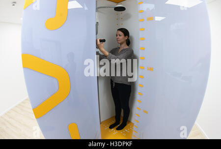 Potsdam, Allemagne. 06 Oct, 2016. Un employé vu dans la cabine d'un nouveau 3D X-ray système au cours d'une présentation à l'Oberlinklinik (lit. Hôpital d'Oberlin) à Potsdam, Allemagne, 06 octobre 2016. Le nouvel appareil coûte environ un million d'euros, avec une révision de l'installation, et est capable de prendre des images de plein-corps du squelette dans une position debout ou assise dans quelques secondes. L'appareil est dit de réduire le niveau d'exposition au rayonnement de 90  % par rapport à la radiologie conventionnelle. Photo : RALF HIRSCHBERGER/dpa/Alamy Live News Banque D'Images