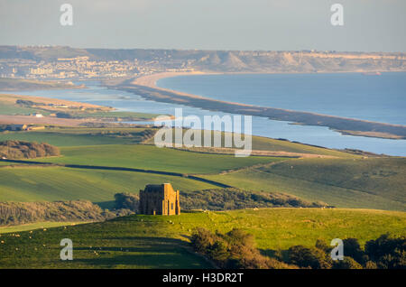 Abbotsbury, Dorset, UK. 6 Oct, 2016. Météo britannique. En fin d'après-midi soleil glorieux automne baigne St Catherine's Chapelle à Abbotsbury en lumière dorée peu avant le coucher du soleil. Abbotsbury colline au-dessus de la chapelle donne une vue classique de la chapelle avec la flotte et l'Île de Portland dans l'arrière-plan. Crédit photo : Graham Hunt/Alamy Live News Banque D'Images