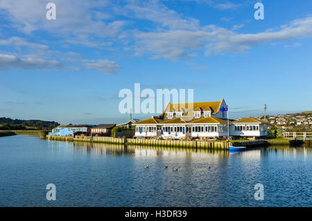 West Bay, Dorset, UK. 6 Oct, 2016. Météo britannique. En fin d'après-midi soleil glorieux automne baigne le Riverside Restaurant qui se trouve sur la rive de la rivière Brit à West Bay. West Bay est l'un des endroits pour la série Broadchurch ITV qui revient à l'écran en 2017 pour une 3ème série. Crédit photo : Graham Hunt/Alamy Live News Banque D'Images