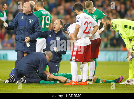 Aviva Stadium de Dublin, Irlande. 06 Oct, 2016. Qualification pour la Coupe du Monde FIFA Football. République d'Irlande contre la Géorgie. Robbie Brady reçoit des soins médicaux. Credit : Action Plus Sport/Alamy Live News Banque D'Images