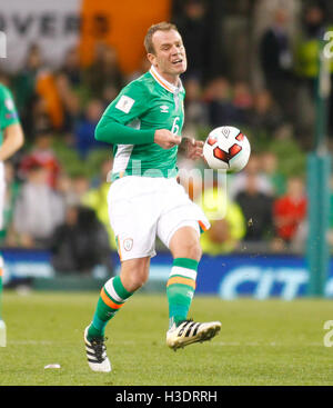 Aviva Stadium de Dublin, Irlande. 06 Oct, 2016. Qualification pour la Coupe du Monde FIFA Football. République d'Irlande contre la Géorgie. Glenn Whelan sur la balle pour Rep. of Ireland. Credit : Action Plus Sport/Alamy Live News Banque D'Images