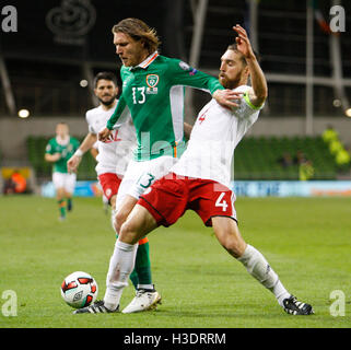 Aviva Stadium de Dublin, Irlande. 06 Oct, 2016. Qualification pour la Coupe du Monde FIFA Football. République d'Irlande contre la Géorgie. Jeff Hendrick (Rep. of Ireland) et Guram Kashia (Géorgie) défi pour la balle. Credit : Action Plus Sport/Alamy Live News Banque D'Images