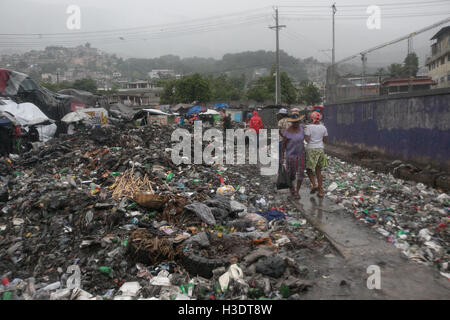 (161006) -- PORT-AU-PRINCE, le 6 octobre 2016 (Xinhua) -- Image fournie par l'Organisation des Nations Unies pour l'enfance (UNICEF) montre que les personnes autour de piles de déchets après l'arrivée de l'ouragan Matthew, à Port-au-Prince, capitale d'Haïti, le 4 octobre 2016. L'ouragan Matthew a fait au moins 108 morts en Haïti, selon le ministère de l'intérieur, jeudi. (Xinhua/UNICEF) (da) (this) ***CRÉDIT OBLIGATOIRE*** ***AUCUNE VENTE-AUCUNE ARCHIVE*** ***USAGE ÉDITORIAL SEULEMENT*** Banque D'Images