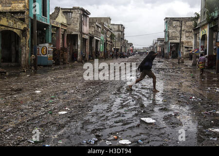 (161006) -- PORT-AU-PRINCE, le 6 octobre 2016 (Xinhua) -- Image fournie par l'Organisation des Nations Unies pour l'enfance (UNICEF) indique une personne qui marche sur une rue après l'arrivée de l'ouragan Matthew, à Port-au-Prince, capitale d'Haïti, le 4 octobre 2016. L'ouragan Matthew a fait au moins 108 morts en Haïti, selon le ministère de l'intérieur, jeudi. (Xinhua/UNICEF) (da) (this) ***CRÉDIT OBLIGATOIRE*** ***AUCUNE VENTE-AUCUNE ARCHIVE*** ***USAGE ÉDITORIAL SEULEMENT*** Banque D'Images