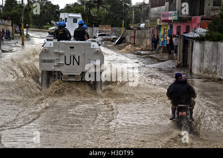 (161006) -- PORT-AU-PRINCE, le 6 octobre 2016 (Xinhua) -- Image fournie par l'Organisation des Nations Unies pour l'enfance (UNICEF) montre des artisans brésiliens Organisation des Nations Unies (ONU) Force de commande déplacement dans un rue inondée après l'arrivée de l'ouragan Matthew, à Port-au-Prince, capitale d'Haïti, le 4 octobre 2016. L'ouragan Matthew a fait au moins 108 morts en Haïti, selon le ministère de l'intérieur, jeudi. (Xinhua/UNICEF) (da) (this) ***CRÉDIT OBLIGATOIRE*** ***AUCUNE VENTE-AUCUNE ARCHIVE*** ***usage éditorial uniquement** Banque D'Images